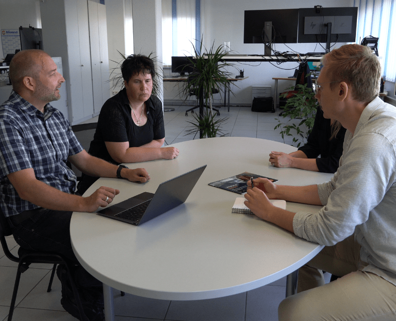 Teamgesprtäch bei MOTEC IT